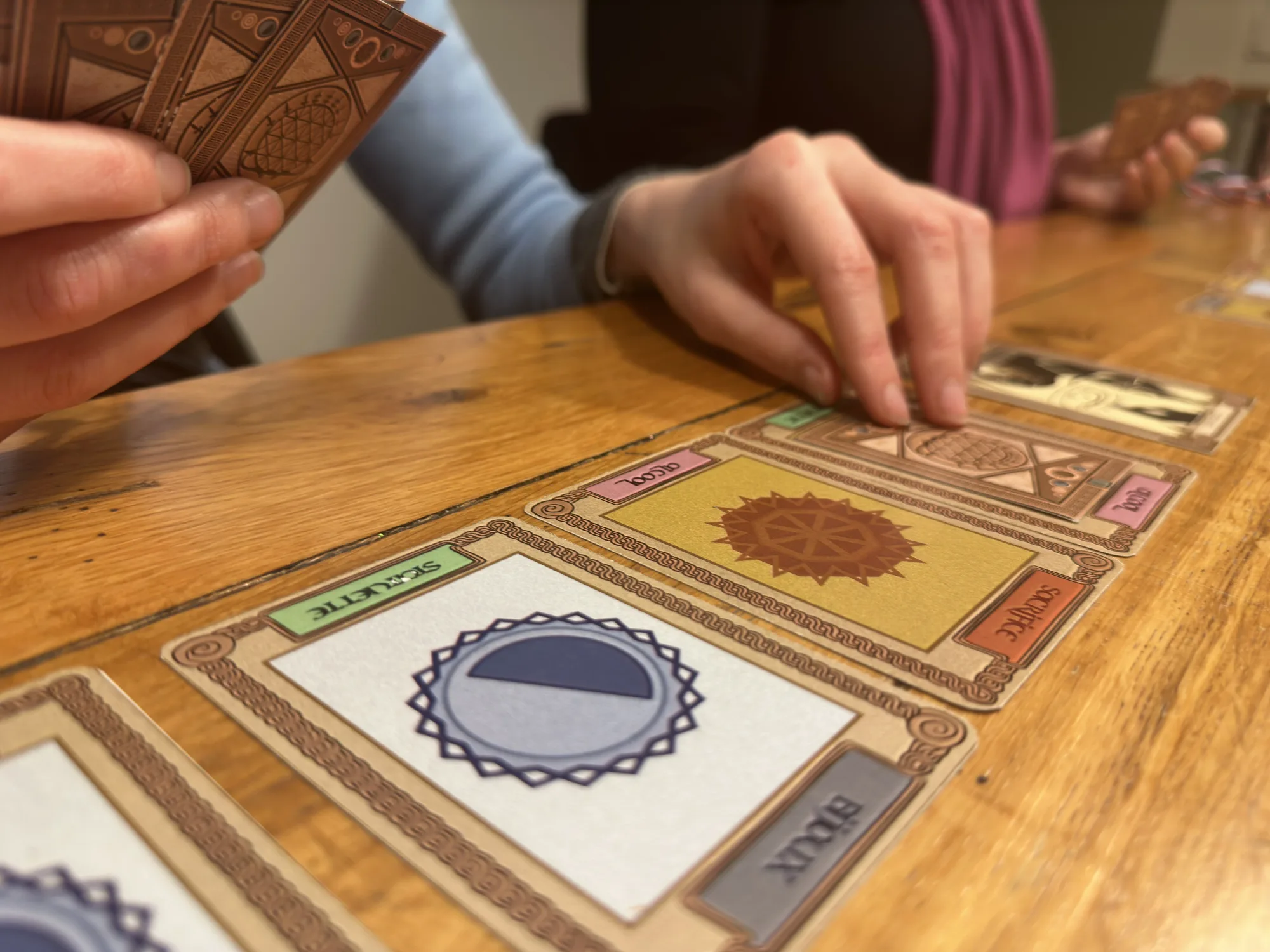 Cartes « Sanctuaire » sur la table
